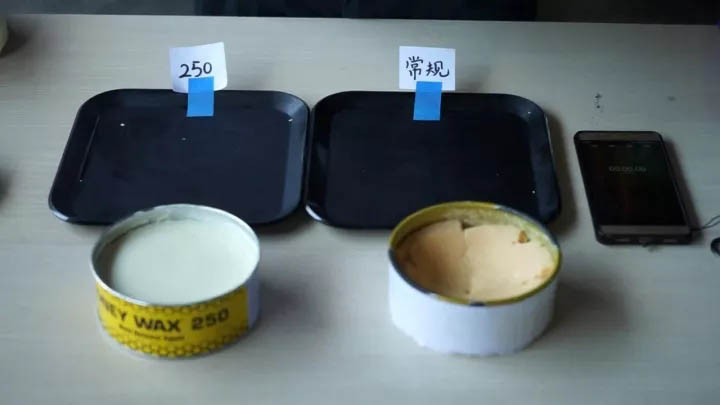 等待模具靜靜放置10-15分鐘，使脫模蠟充分滲透至模具表面