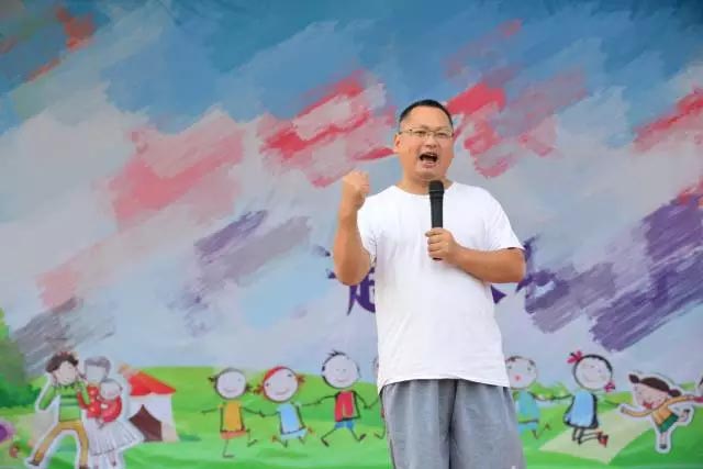廣東博皓公司總經(jīng)理、鷹之家班主任尹總，為我們本次運(yùn)動(dòng)會(huì)致開(kāi)幕詞