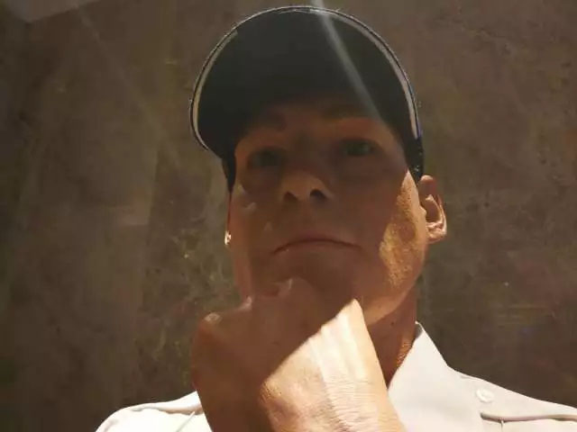 凌厲的眼神流轉(zhuǎn)，目光如炬，手掌的青筋清晰暴出，歲月的紋路無(wú)情橫亙——樹(shù)脂雕塑《站崗》