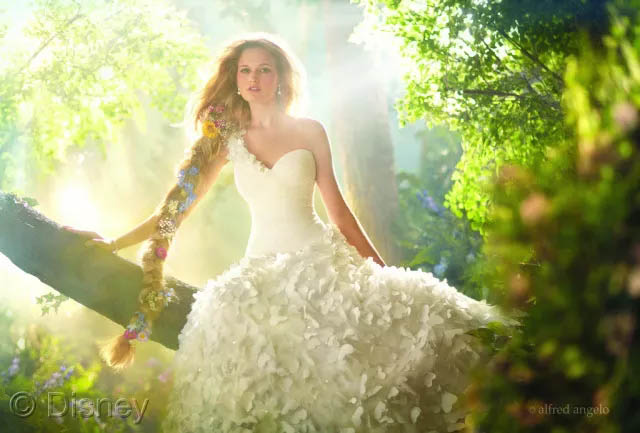 假若將玻璃鋼船艇比喻成一位女生，那么膠衣就是她華美的衣裳！