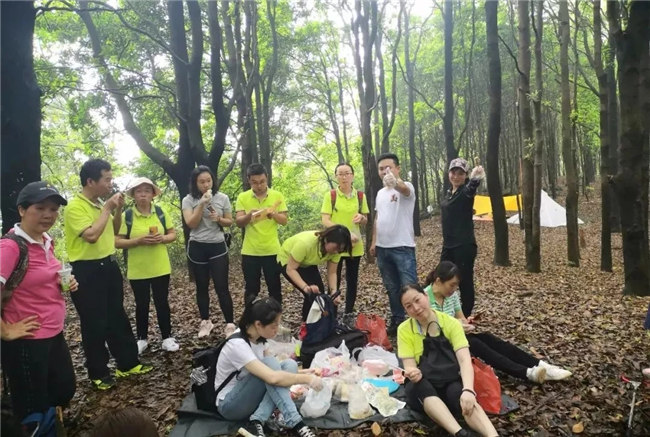 博皓人勞作過(guò)后，分享、享受美食