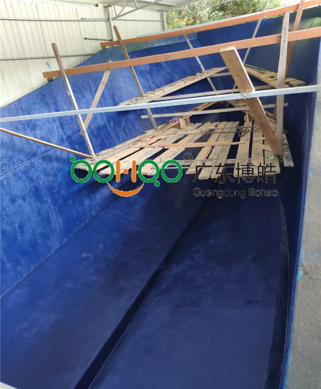 將玻璃鋼模具清洗干凈，打上脫模蠟 施涂船體膠衣