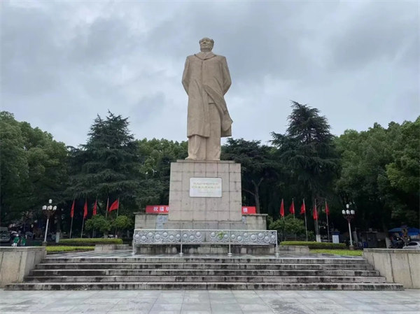 湖南大學，毛主席雕像