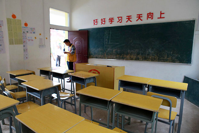 梅嶺小學(xué)僅有20多個(gè)學(xué)生，只有包括1個(gè)校長(zhǎng)在內(nèi)的3個(gè)老師