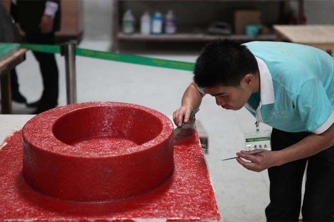 對(duì)表面層進(jìn)行排氣泡、除毛刺